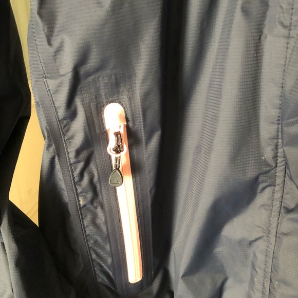 Classy Vineyard Vine stow and go jacket - Picture 4 of 7